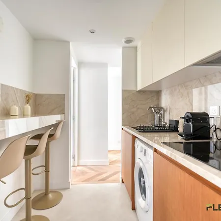 Charming 2-bedroom With Living 47 M 9e